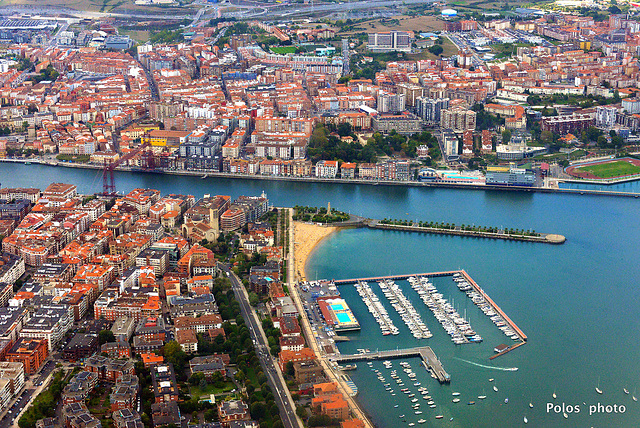 Vista aérea, desembocadura de la ría de Bilbao en el Abra