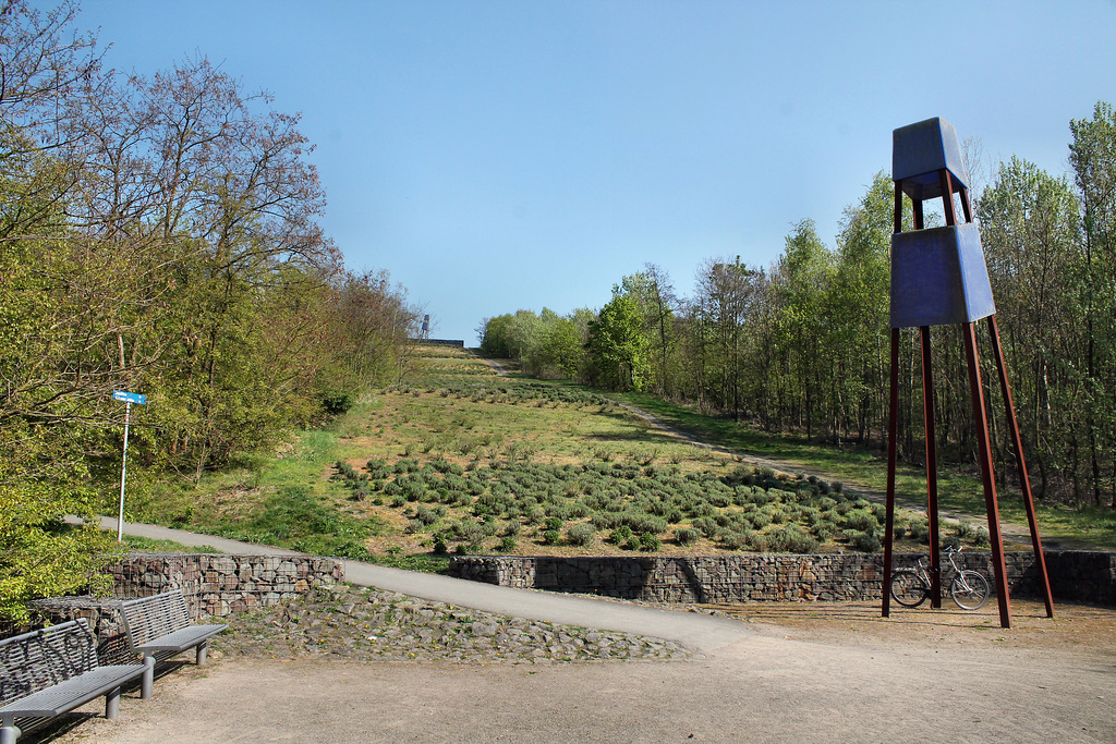 Zugang zum Korridorpark (Halde Großes Holz, Bergkamen) / 9.04.2017