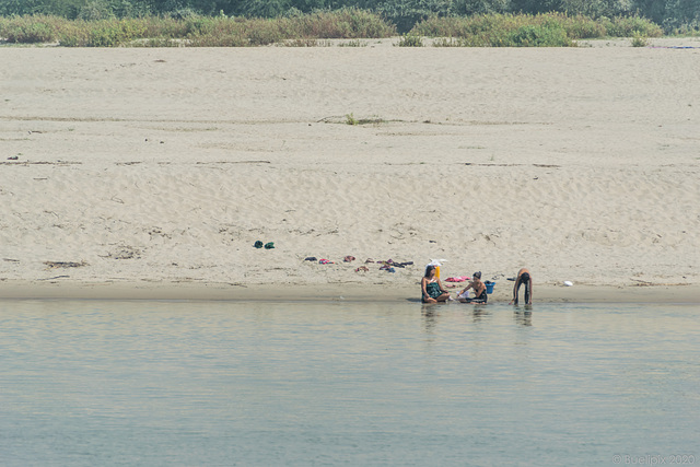 ein Tag auf dem Irrawaddy _  Waschtag (© Buelipix)