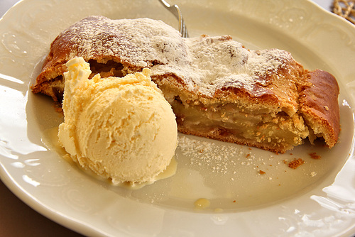 Südtiroler Apfelstrudel mit Vanilleeis