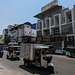 Circulation cambodgienne / Cambodian traffic.