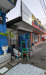 Tours miniatures de chaises colorées / Small chairs towers