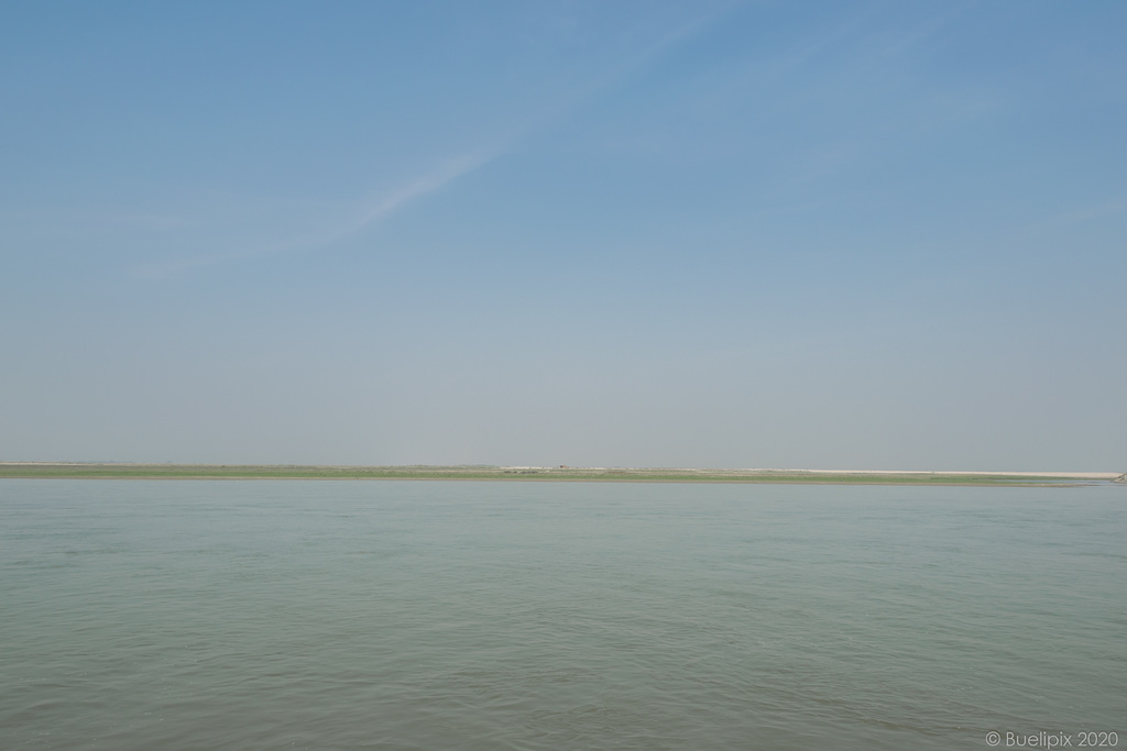 ein Tag auf dem Irrawaddy _  die Landschaft vorbeiziehen lassen ... (© Buelipix)