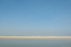 in der nachmittäglichen Hitze auf dem Irrawaddy _  die Landschaft vorbeiziehen lassen ... (© Buelipix)