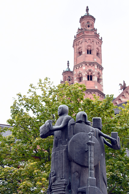 Mainz - Brunnenskulptur am Leichhof und Domtürme