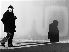 Un promeneur et son ombre