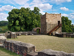 Burgruine Wartenberg, Blick zum Bergfriedstumpf