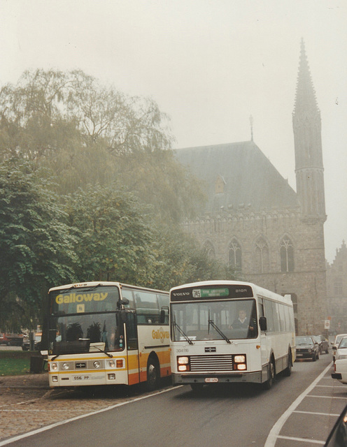 Katriva (De Lijn contractor) 304116 (LKE 494) passing Galloway European 5516 PP (F524 RJX) in Ieper – 31 Oct 1995