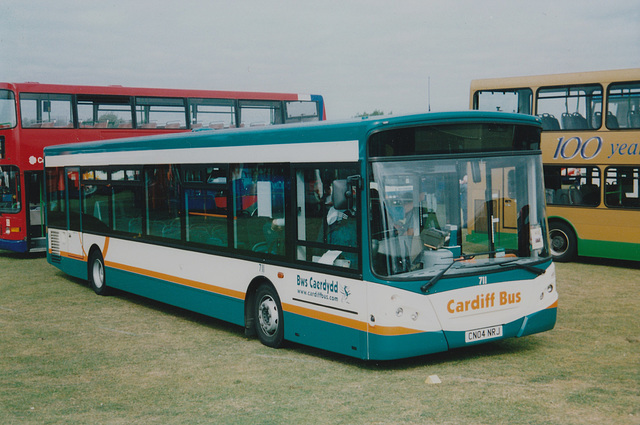 Cardiff Bus 711 (CN04 NRJ) at Showbus, Duxford – 26 Sep 2004 (537-28)