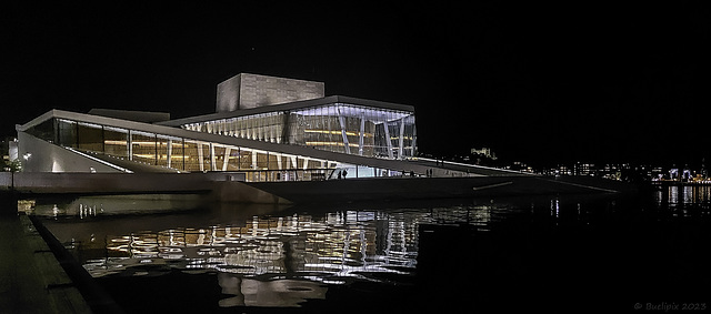 Opernhaus Oslo by Night (© Buelipix)