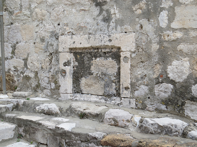 Dubrovnik : entrée de cave murée.