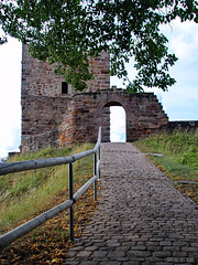 Burgruine Wartenberg, Tor zur Kernburg und Bergfriedstumpf