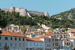 Les remparts de la forteresse descendent jusqu'au centre ville