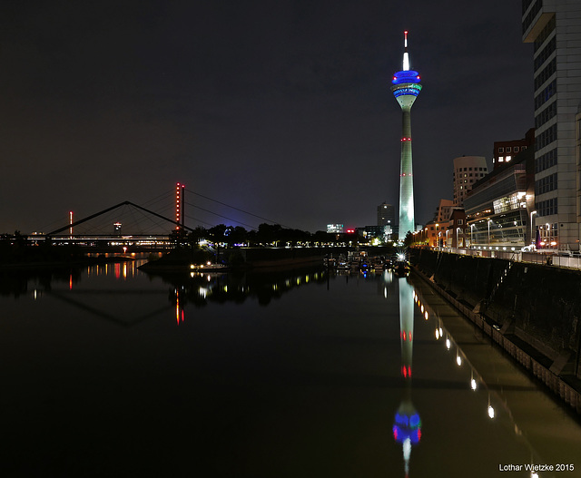 Rheinturm aus Richtung Medienhafen aufgenommen