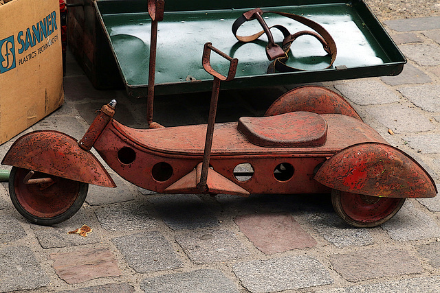 La papamobile de François enfant - Au musée des puces de Vanves