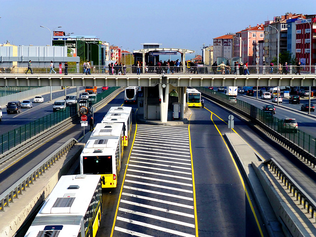 TR - Istanbul - Metrobus-Station in Avcılar