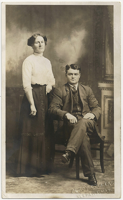 MN1097 NEEPAWA - PORTRAIT - (COUPLE WITH MAN SEATED)