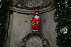 Le Père Noël et son incontinence urinaire . En été bonjour les odeurs d'ammoniaque !.