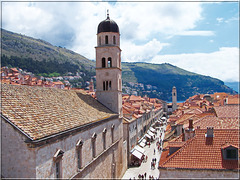 Dubrovnik : La via principale , il monastero e la torre dell'Orologio