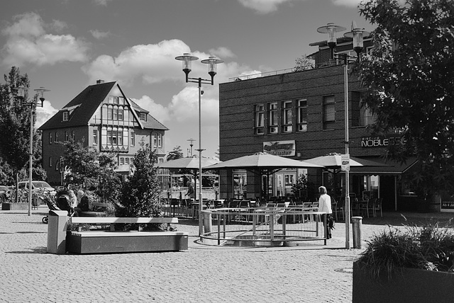 Straßenszene mit Bank - HBM