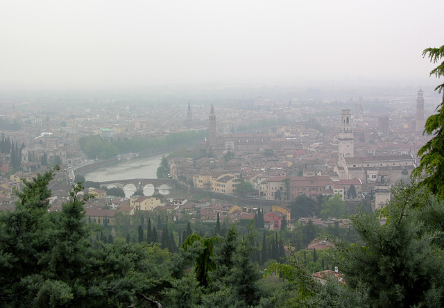 Verona an der Etsch im Vormittagsdunst