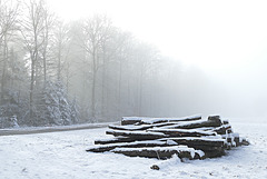 Nebel und Schnee auf dem Berg