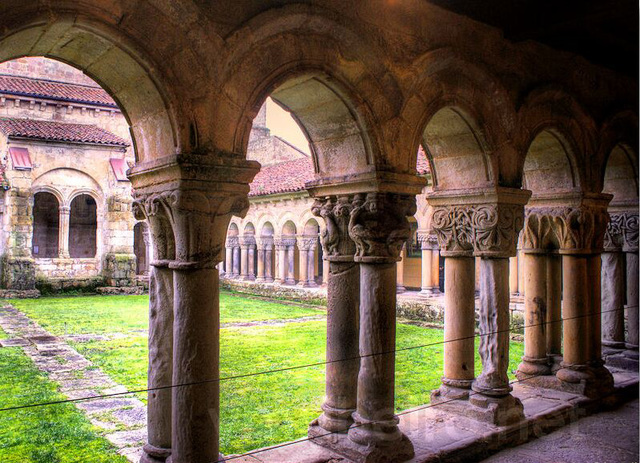 Claustro românico da Colegiada de Santa Juliana