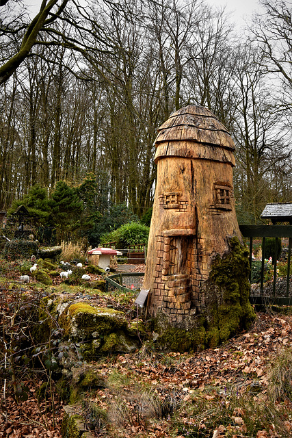 Strange walls of a house in Pixieland!