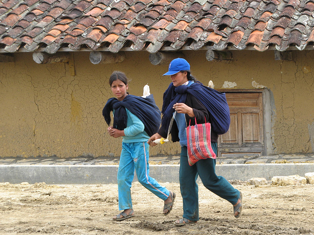 Spinning on the way in the village of San Bartolo, near Revash