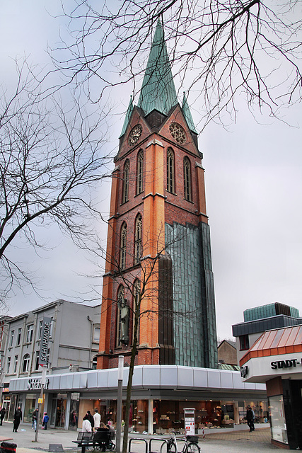 Erhaltener Glockenturm der alten Kirche St. Bonifatius (Herne) / 8.04.2023