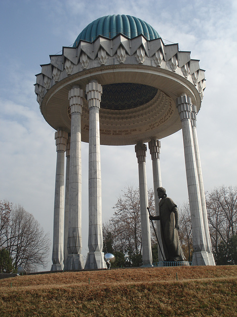 Памятник Алишеру Навои в парке Навои