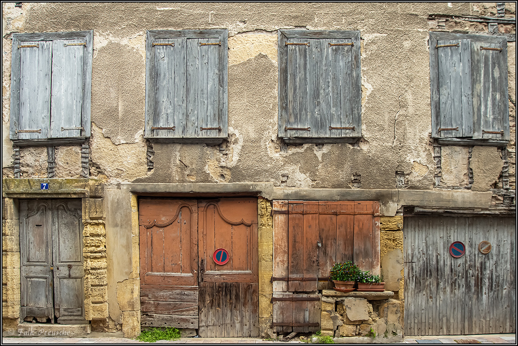 Fensterläden und Türen