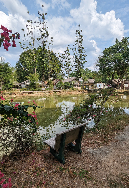 Banc solitaire de lieu de culte / Worship site's lonely bench