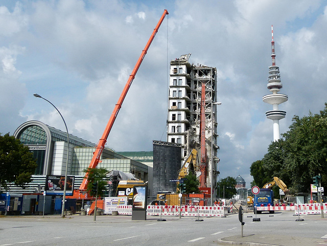 Verwaltungsgebäude Hamburg Messe wird weggeknabbert.