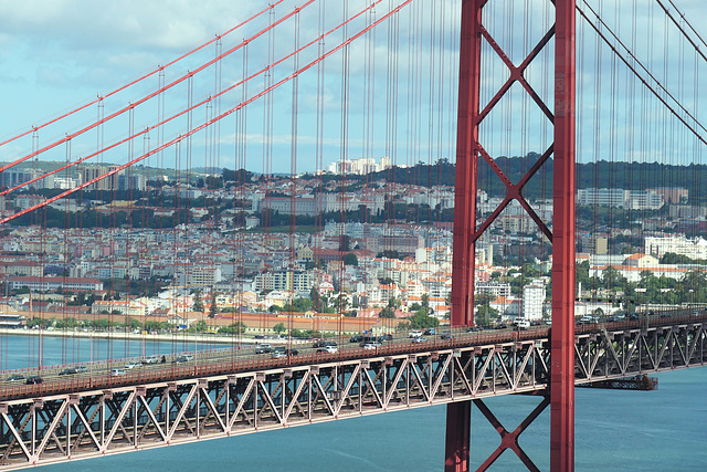 Blick auf die Hängeseilbrücke in Richtung Lissabons Stadteil Belém und Ajuda Blick auf die Hängeseilbrücke in Richtung Lissabons Stadteil Belém und Ajuda