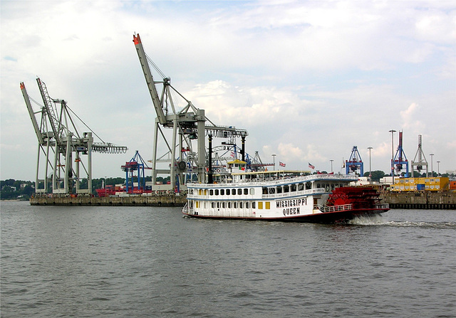 Raddampfer  auf Hafen-Rundfahrt