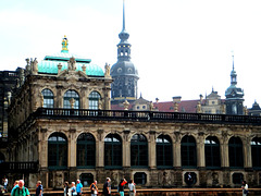 Blick über den deutschen Pavillon zur kath. Hofkirche und einem Schlosstürmchen.  ©UdoSm