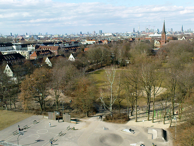 Wilhelmsburger FLAK-Bunker-Blick zur Hamburger Innenstadt