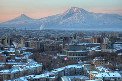 Erevan, capitale de l'Arménie, au fond le Mont Ararat - Ձմռան Երեւանը