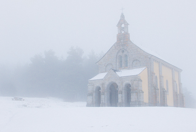 Chapelle dans la brume en Margeride.