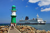 Warnemünde, Fähre und Leuchtturm auf der Westmole