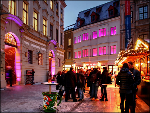 Ein kleines Tässchen Glühwein macht die Welt rosarot! - A small cup of mulled wine makes the world pink!