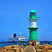 Warnemünde, Fähre und Leuchtturm auf der Westmole