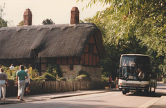 Scancoaches C409 LRP passing Anne Hathaway’s Cottage at Shottery – 16 Aug 1987 (54-17)