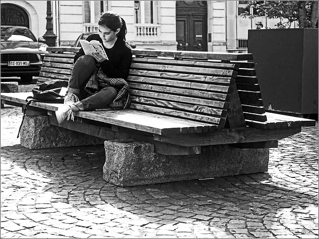 Lectrice sur un banc public