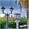Hammamet : lampioni,  alberi, orologio nel centro città