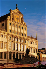 ...sehen sie das Rathaus in schönstem Licht - see the town hall in the most beautiful light...