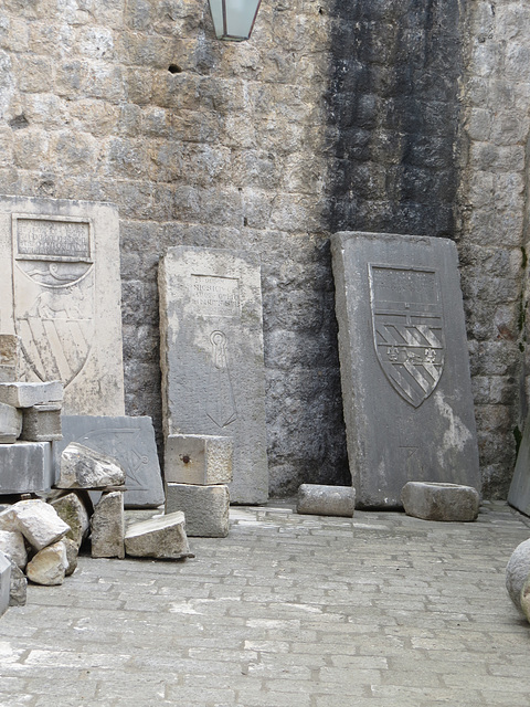 Dubrovnik : dalles funéraires.