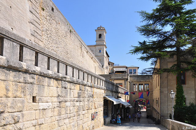 in den Gassen von San Marino (© Buelipix)