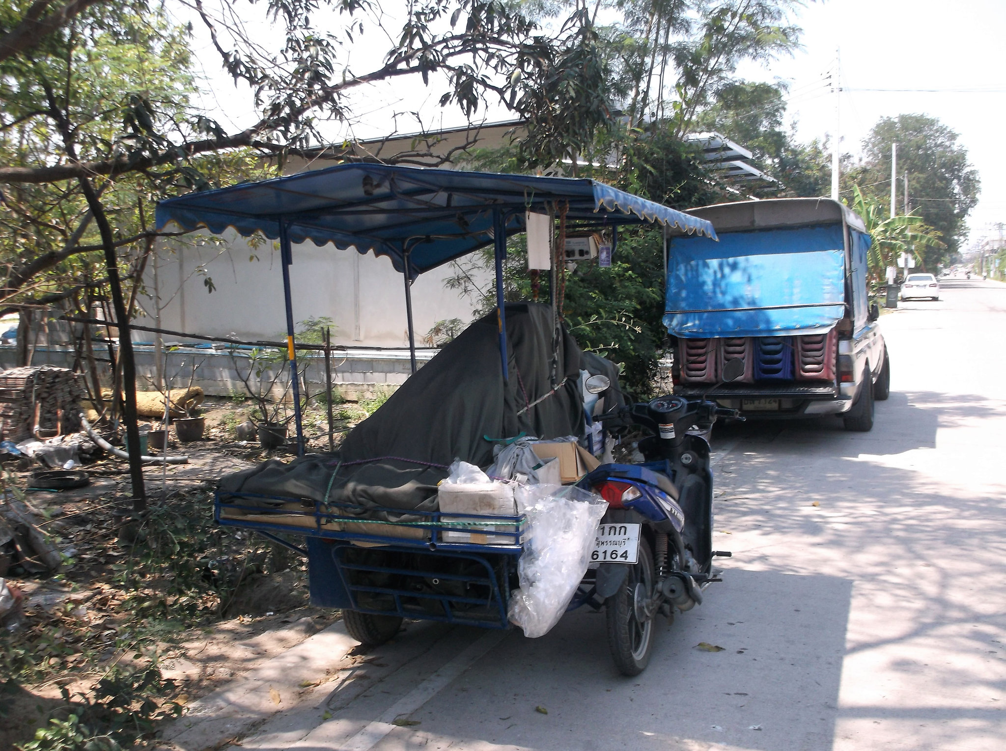 Petite moto fortement chargée / Heavy load for a small motorbike